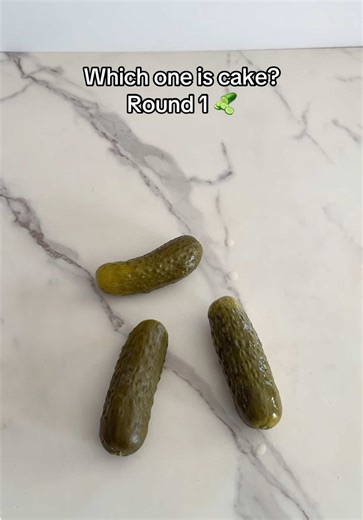 Which one is CAKE? Did you guess correctly? Leave a comment! #cakesbymarian #realisticcake #realorcake #isitcake #cakeart