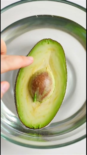 Keeping Avocado Halves Fresh by Storing Them in Water #Shorts