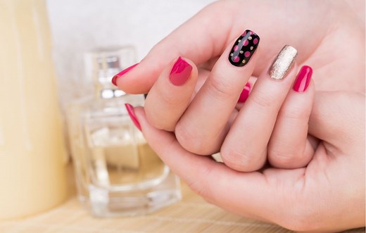 Comment enlever son vernis semi-permanent soi-même à la maison ?