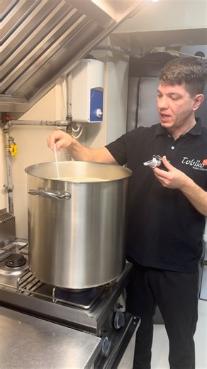 Tobiko Sushi Fusion on Instagram: "La Tobiko măsurăm continuu Brix-ul din ramen pentru că nu gătim „după noroc”, ci după standard. Este modul nostru de a garanta că fiecare bol iese identic, indiferent de zi, oră sau cine e la oală. 1️⃣ Consistență absolută a gustului Brix-ul ne arată cât de concentrată este supa: colagen, gelatină, grăsimi emulsionate, aminoacizi. ➡️ Dacă valoarea se schimbă, gustul se schimbă. Noi nu acceptăm asta! #bucuresti #romania #ramen #fyp #bucharestfood"