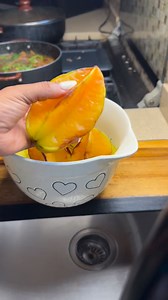 Ou manje fwi sa deja La carambole est un fruit tropical au charme unique, reconnaissable à sa forme en étoile lorsqu’on la découpe. Sa peau lisse, de couleur jaune doré à maturité, est entièrement comestible. En bouche, elle offre un goût délicatement sucré et légèrement acidulé, très rafraîchissant. Riche en vitamines naturelles et en fraîcheur, la carambole est idéale pour les jus, les boissons, les salades de fruits ou simplement dégustée nature. Son apparence élégante et son parfum léger en 