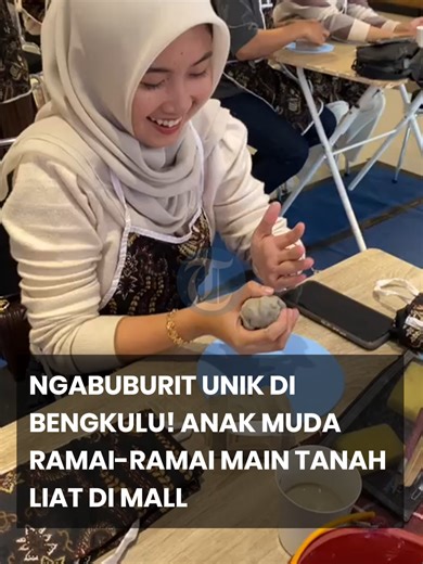 Suasana ngabuburit di Kota Bengkulu kali ini terasa berbeda. Sejumlah anak muda memilih mengisi waktu menjelang berbuka puasa dengan cara yang unik, yaitu bermain tanah liat sambil membuat karya keramik di Bencoolen Mall. Kegiatan bertajuk Play Play Happy Iftar ini digelar oleh Cleative Studio Bengkulu sebagai workshop seni keramik yang terbuka bagi masyarakat. Dalam kegiatan ini, para peserta diajak mencoba membuat pottery atau keramik secara langsung menggunakan tanah liat. #bengkulu #ngabubur