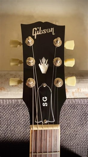 Fret Leveling 🤟😎 #guitar #dunlop #ernieball #gibson #gibsonsg #music #nomad