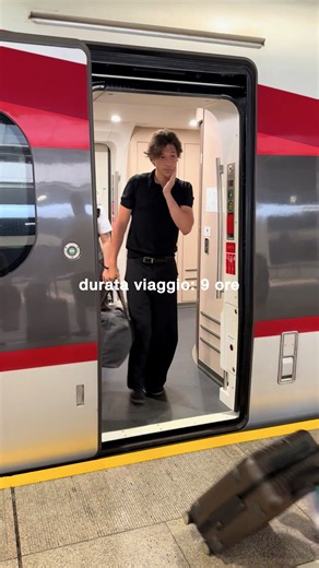 📍 Hong Kong ➔ Beijing 2.000 kilometri attraversando tutta la Cina. Perché perdere giornate intere tra trasferimenti, controlli in aeroporto e orari di check-in? Treno notturno, letto super comodo e risveglio a destinazione senza aver sprecato un solo secondo. 😮‍💨