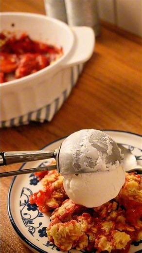 Easy Strawberry Crumble 🍓