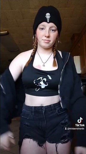 my girl is a cunt but only cuz she serving 😝