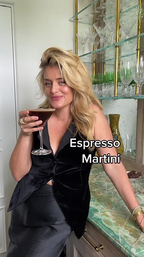 how to make the smoothest, frostiest, frothiest, espresso martini 🍸 #espressomartini #holidaycocktail