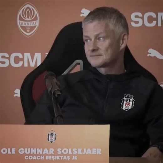 • Süper Lig puan ortalaması HALA Sergen'den fazla.• Sergen'in kazandığı derbi yok, kendisinin kaybettiği derbi yoktu.• Kendisi de SONUNA KADAR doğranıyordu.• Kendisi aynı zamanda Avrupa Ligi'nde yarışıyordu, haftada bir maç yapacak rahatlıkta değildi.• Kendisine verilen kadroyla Sergen muhtemelen küme düşerdi. 30M€'luk merkezi, 20M€'luk santraforu ve 20M€'luk stoperi yoktu. Svensson, Masuaku, Immobile, Rashica vardı. Rafa arkası Gedson-Musrati tandemi gibi rezil bir merkeze sahipti.• "Avrupa ben