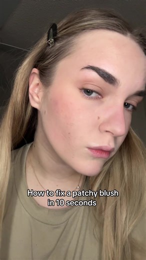 The patchiness didn’t show up that well on camera, but trust me… it was there 🥲 I hate when this happens, but this finishing powder is honestly a lifesaver. I know a lot of people love the Hourglass palettes, most of them (if not all) include this finishing powder. Nothing else has worked for me before, but if you have any tips for fixing patchy blush/bronzer/contour, please let me know in the comments 🤍 #makeup #makeuphacks #makeuptip #makeuptricks #hourglass