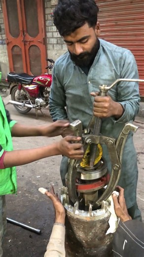 How to Remove Stuck Motor Bearing using Puller #shorts #gearbox #foryou