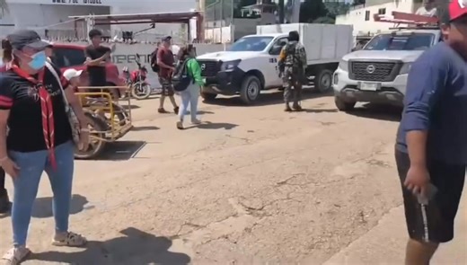 #Veracruz 🛑Impiden autoridades al Influencer Yulay hacer entrega de agua embotellada que llevó en apoyo a los afectados por inundaciones en #PozaRica🛑 | Reporteros En La Zona Tampico