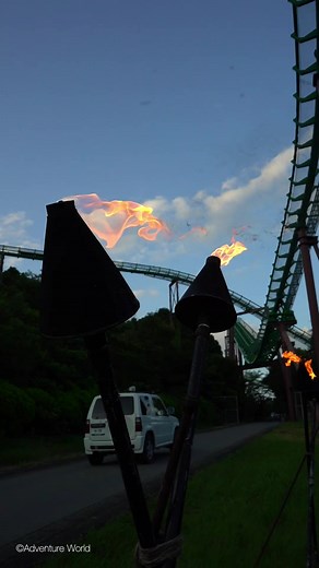 【「NIGHT ADVENTURE 2023」ナイトサファリハイキングを開催中！】20:00まで夜間特別営業「NIGHT ADVENTURE 2023」では、ナイトサファリキングを開催中！普段立ち入ることができない肉食動物ゾーンをハイキングエリアとして開放！5つのポイントで飼育スタッフによるライブ解説を聞きながら夕方～夜にかけて活発に動く動物たちをお楽しみいただけます★★ #アドベンチャーワールド #夜の動物なにしてる？ | アドベンチャーワールド（Adventure world）