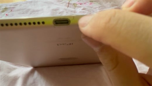 求助！我的iPad突然裂了一条缝，从屏幕延伸到充电口，有办法解决吗？在线等，挺急的！