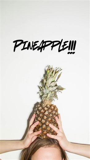 [English below 🇬🇧] 🍍 Ananas to nie tylko pyszny, tropikalny owoc, ale również prawdziwa bomba zdrowotna. Jest doskonałym źródłem witaminy C, która wspiera odporność, produkcję kolagenu i chroni komórki przed stresem oksydacyjnym. Zawarta w ananasie bromelina wspomaga trawienie białek, działa przeciwzapalnie i może przyspieszać regenerację po wysiłku fizycznym. Regularne spożywanie ananasa może korzystnie wpływać na układ krążenia, dzięki działaniu przeciwzakrzepowemu. Owoc ten dostarcza także