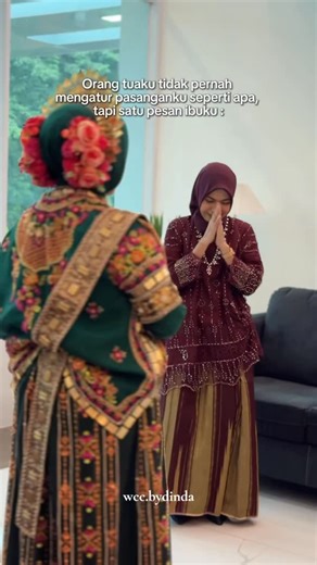 Wedding Content Creator Makassar on Instagram: "“Bahagiakan anakku selama-lamanya” ucap seorang ibu kepada seorang laki-laki @adlidzl pilihan putrinya @by.ayuput 🥹🌹 WO @right.wedding_event_organizer Photo @serasafoto Candid @muhnurfais MUA @ica_ikhlas WCC @wcc.bydinda Attire @the.alees Hijab do @marlina_sotta Nail Art @atari_hennamakassar Venue @unhashotel Dekor & Lightning @koya.dekorasi MC Akad @yusriantiuchy MC Resepsi @didi_ferdiansyah Multimedia @cv.mozetmultimedia Entertainment @band.sug