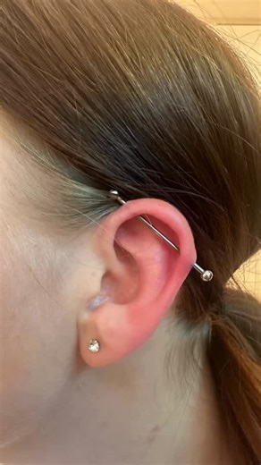 Industrial piercing ✨ Das klassische Industrials ist Eins der Piercings, wo ich die meisten Kunden ablehnen muss weil die Anatomie nicht passt..😭 Aber wie du siehst - es gibt alternativen die sind genau so sick ❤️‍🔥 Beim klassischen Industrial wurde der Winkel so gewählt, da sonst die Stange im Flatbereich aufgelegen wäre - which is a no no ! Trust your piercer if they say u don‘t have the anatomy! Done by me @gloriousartdeutschland Passau #piercing #piercings #gloriousartdeutschland #industri