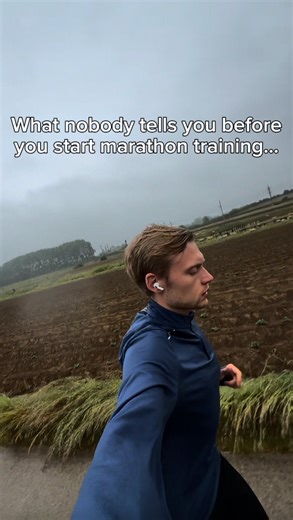 What I wish I knew before ↓ You see someone run a marathon… and think it’s just about that one really tough effort running 42 kilometers. Let me tell you: it’s much, much more than that. Nobody tells you how building up towards that point reshapes your life. Marathon training doesn’t just test your legs: it tests your priorities, your mindset, and your discipline. You’ll realise early on that motivation won’t always show up. It’s consistency that will carry you further than hype ever could. You’