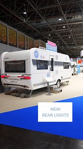 Der neue EXCELLENT 560 CFe 🆕 inklusive: ✔️ neuen Heckleuchten, ✔️ einer großen Couch-Sitzgruppe, ✔️ einer geräumigen Winkelküche & ✔️ neuen edle Regal-Elementen. Mehr zum EXCELLENT: https://www.hobby-caravan.de/wohnwagen/excellent/ | Hobby - Reisemobile und Caravans
