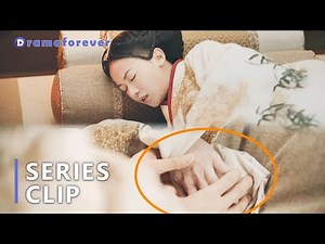 Girl Fainted During Her Period, The Prince Took Care Of Her Carefully All Night！