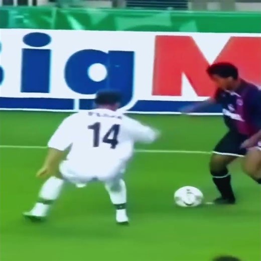 The Ref Missed It, But Ronaldinho Didn’t Miss the Goal 😏 😳⚽#football #barcatopgoals #skills
