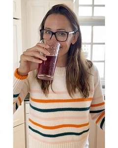 Blueberry juice sparkling water = 😄 #itsthelittlethings #pretendcookingshow-ish | Jennifer Garner