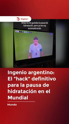 ¡El verdadero ingenio popular! 🍺⚽ Un argentino se volvió completamente viral al mostrar su divertido truco para disfrutar cada pausa de hidratación durante los partidos del Mundial: aprovechar esos minutos con una Quilmes bien fría. Una ocurrencia que rápidamente sumó miles de aplausos y risas entre los futboleros en las redes. ¿Te sumarías a este método de
