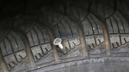 Nagel steckt im Autoreifen fest – Was Sie jetzt auf keinen Fall tun sollten