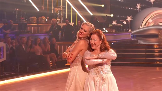 Elaine Hendrix and pro Alan Bersten perform a Foxtrot to “This Will Be (An Everlasting Love)” by Natalie Cole dedicated to Elaine’s best friend, Lisa Ann Walter. #DedicationNight #DWTS | Dancing with the Stars