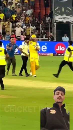 MS DHONI FAN TOUCH HIS FEET😍 Then Dhoni Hug him#MSDHONI#VIRATKOHLI #ROHITSHARMA#MSD#DHONI