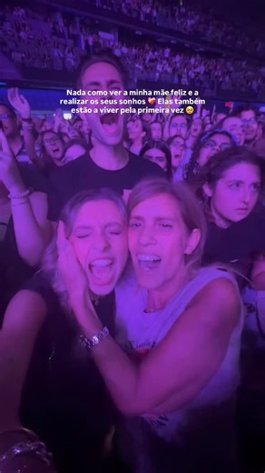 Inês Teixeira on Instagram: "Desde que existo que me lembro de ir a concertos com a minha mãe. Levava-nos sempre com ela e, quando não dava, ia sozinha. Sempre admirei isso nela, uma eterna teen com vontade de viver. Hoje vai comigo para todo o lado. Gramou as filas infinitas para os R5, Violetta, Soy Luna, insolações e dias inteiros para ver os poros da Taylor Swift, da Lili e da Tinoco. Faz tudo por mim e nada me faz mais feliz do que levá-la a viver os sonhos dela também. Segunda frontline d