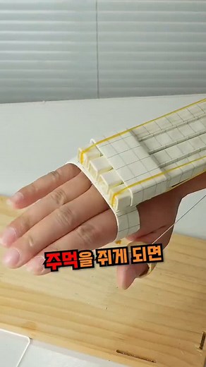 조이랑 on Instagram: "자동으로 펼쳐지는 종이 울버린 발톱 #만들기 #dıy #종이접기 #handmadetoy #종이장난감 #아이디어"