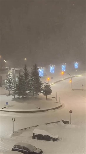 ❄️ Nevada intensa en el Pas de la Casa, Grandvalira, Andorra ❄️ ⚠️ Atención en Andorra 🔴 Peligro de avalanchas elevado (4/5) ⚫️ Carreteras con tramos cerrados 🟠 Aviso naranja por nieve y viento 🟢 Equipamientos de invierno obligatorios en el coche 👉 Evita desplazamientos innecesarios y consulta los avisos oficiales antes de salir. 📽 vídeo Andorra Picture #PasDeLaCasa #Andorra #Nevada #AndorraWinter #Montaña #AvisoNaranja #InviernoEnAndorra ❄️🏔️ | Andorra by Lugares de Nieve