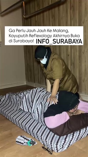 Sekarang nggak perlu jauh-jauh lagi kalau mau badan segar dan rileks, karena Kayuputih Family Reflexology kini HADIR di Surabaya! 🥳💕 Mulai dari ruangan yang steril, fasilitas foot bath, pijatan dari terapis profesional, sampai pilihan minyak pijat berkualitas (ada Jasmine, Green Tea, Olive, & Sandalwood Oil secara GRATIS!), semuanya bikin pengalaman treatment kamu makin mantap. Plus, setelah selesai, kamu bakal disuguhi jahe atau teh hangat yang bikin makin rileks ☕✨ Spesial GRAND OPENING, nik