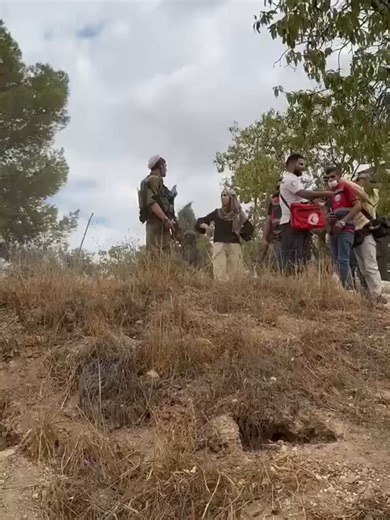 “Muchos simpatizantes israelíes y los propios israelíes se han obsesionado tanto con la revista semanal ‘Espresso’ que la foto del soldado israelí acosando y burlándose de la supuesta mujer palestina es tan falsa que la revista publicó un video del incidente.El comportamiento del soldado israelí es verdaderamente repugnante.”Ese comportamiento no es solo de un soldado israelí, ese comportamiento es el del colonialismo supremacista, hiperviolento, expulsor y ladrón de Israel.