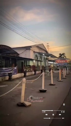 UUD (Uyur-uyur Disek) ndeleng sepur liwat ning stasiun #keretaapi #kediri #kedirijatim #stasiun #stasiunkediri #2024 #january #jalanjalan