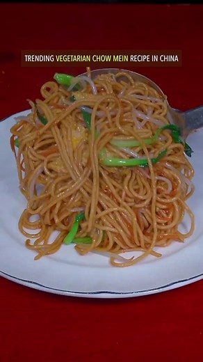 Easy and quick vegetarian chow mein recipe in China. Can vegetarians eat eggs in your place? #recipe #cooking #chinesefood #vegetarian #noodles