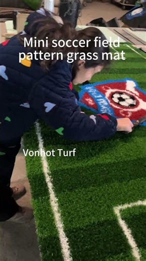 It’s the mini soccer field pattern grass mat, the worker’s highly skilled and experienced #football