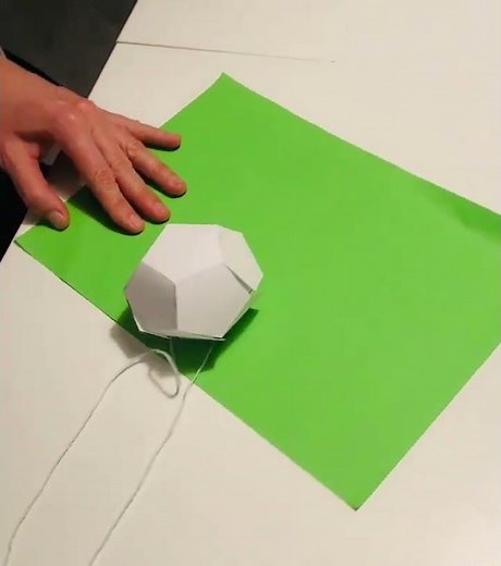 Dodecaedro con hilos