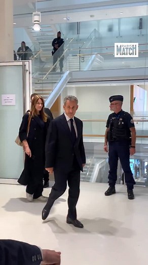 Paris Match on Instagram: "Le clan Sarkozy uni autour de l’ancien chef d’État après sa condamnation 👇 C’est au bras de sa femme Carla et suivi de près par ses trois fils, Louis, Pierre et Jean, que Nicolas Sarkozy est rentré chez lui après sa condamnation au tribunal correctionnel de Paris dans l’affaire des financements lybiens. 🎥 Bestimage / ABACA"