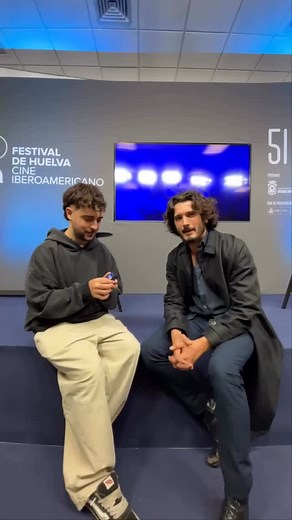 🎥 @jo.co.cine 🙌 Una entrevista desenfadada y encantadora de @jo.co.cine con Yon en el #51FestiCineHuelva. Todo el mundo quiere saber: ¿qué opina de Rosalía… y cuál es su bebida favorita? 🍻😉 🇬🇧Subtitles: @yongonzalez.world.fans An offbeat and charming interview by @jo.co.cine with Yon at the #51FestiCineHuelva. Everyone wants to know: what does he think of Rosalía… and what’s his drink of choice? 🍻😉 #YonGonzález #YonGonzalez | Yon González World Fans
