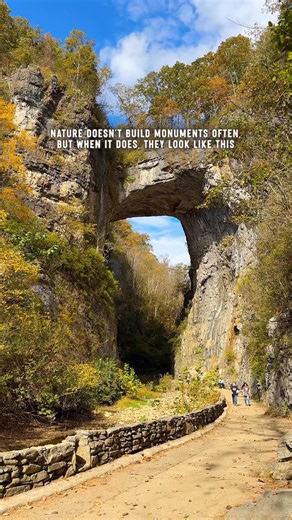 🍁 If you’re chasing fall colors in Virginia, this is one spot you can’t skip. Natural Bridge State Park is home to a 215-foot limestone arch carved by Cedar Creek over thousands of years — and it’s even more breathtaking framed by autumn leaves. Once owned by Thomas Jefferson and surveyed by George Washington, this National Historic Landmark blends natural wonder with rich history, making it a must-visit this season. 📍 Location: Natural Bridge State Park, Virginia 🕗 Hours: Open daily, 8 AM–du
