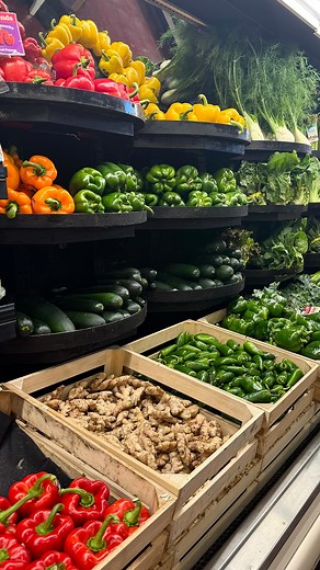 Priya Soodan on Instagram: "workout deets 🤫👇🏽 - hip thrusts 3x8-10 - barbell rdls 3x8-10 - split squats 3x10-12 - leg curl 3x10-12 - glute kickbacks 3x12 #gluteday #legworkout #gym #fitness"