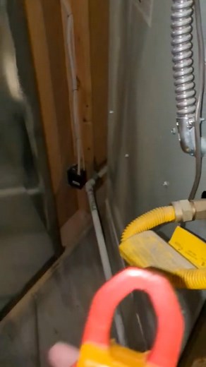 How to test the voltage on a doorbell transformer #doorbelltroubleshooting #electricaltroubleshooting #doorbellisntworking #voltagetester | Fix It or Trash It