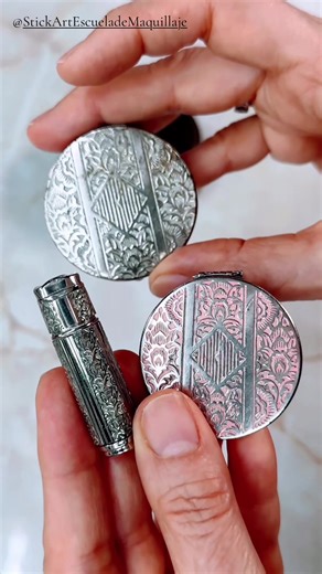 Remontaremos con este post a la década de los años 20 cuando Bourjois presentó el nuevo perfume “Mon parfum” creado por Ernest Beaux, el perfumista que ya había creado Chanel Nº5. Al igual que las fragancias anteriores de Bourjois, Mon Parfum apareció al mercado formando una serie entre fragancias, jabones y cosméticos. Muestro ahora el labial de la línea, llamado entonces “Raisin” (uva en español) porque su pigmento se extraía del mosto de la uva. Se destaca en esta publicidad de 1928 la resist