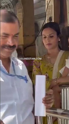 Rajinikanth Daughters In Tirumala Queue Line