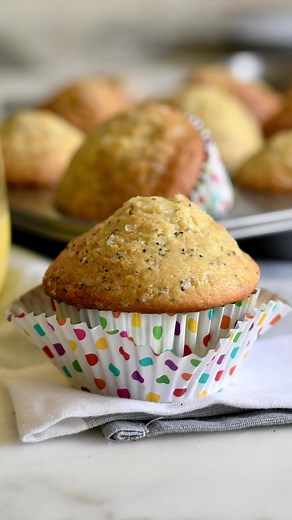 💛Lemon-poppyseed muffins💛 Easy baking idea for this weekend: soft and fluffy poppyseeds muffins bursting with lemon flavorHappy baking 🤗Have a wonderful weekend .INGREDIENTS* 3 cups (375 gr) of all-purpose flour* 3/4 cup (150 gr) sugar* 1 tablespoon (16 gr) baking powder* 1 teaspoon baking soda* 1/4 teaspoon salt* grated zest 2 lemons* 2 tablespoons (20 gr) poppy seeds* 1 cup (235 ml) milk* 4 eggs* juice 1 lemon* 1 teaspoon vanilla extract* 1/4 teaspoon orange extract, optional* 4 oz (115 gr)