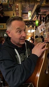 Unsere Irish-Folk Musiker! Was für tolle Geschichten sich über die Jahre so angesammelt haben… Was ist denn eure schönste Erinnerung im Fiddler‘s Green?? #irishpub #fiddlersgreen #viral #irishbar #fiddlersgreenpub #neuulm #stage #interview | Fiddler's Green Irishpub