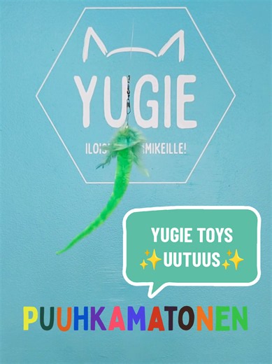 Hyvät katit, kisut ja kissanmieliset, saanko esitellä: ✨PUUHKAMATONEN✨ Tuo somen nimikilpailussa nimensä ansainnut, kaksi hittituotetta yhdistävä kissanlelujen kuninkaallinen; Puuhkamatonen on suursuosiosta nauttivan Matosen höyhenillä höystetty sisar. 🪱🪶 Aidosta ja eettisestä lappilaisesta kukon ja kanan höyhenestä saa niin kauniin ja vastustamattoman tuoksuisen puuhkan, että sitä saattaa olla pakko hieman maistaakin leikin lomassa. 👀😸 Mutta sen kun maistatte! Puuhkamatonen ei siitä pelästy