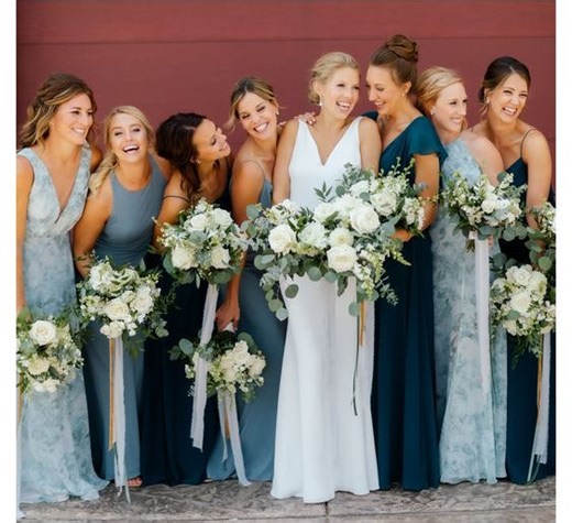 Shades of blue wedding party | Beachweddingtips.com