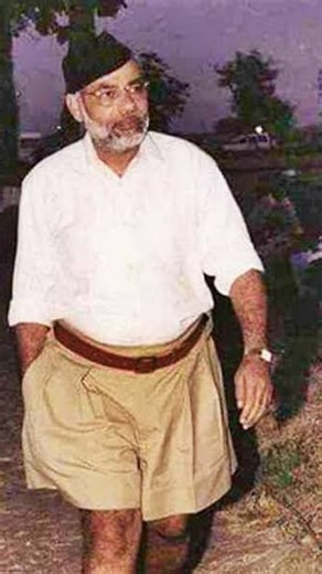 Szamyakk on Instagram: "Breaking Bad is a critically acclaimed American crime drama series about Walter White, a mild-mannered high school chemistry teacher who starts manufacturing and selling crystal meth with a former student after being diagnosed with terminal cancer, transforming into a drug kingpin to secure his family's future. Created by Vince Gilligan, the show aired on AMC from 2008-2013 and is renowned for its compelling story, superb acting (Bryan Cranston as Walter White, Aaron Paul